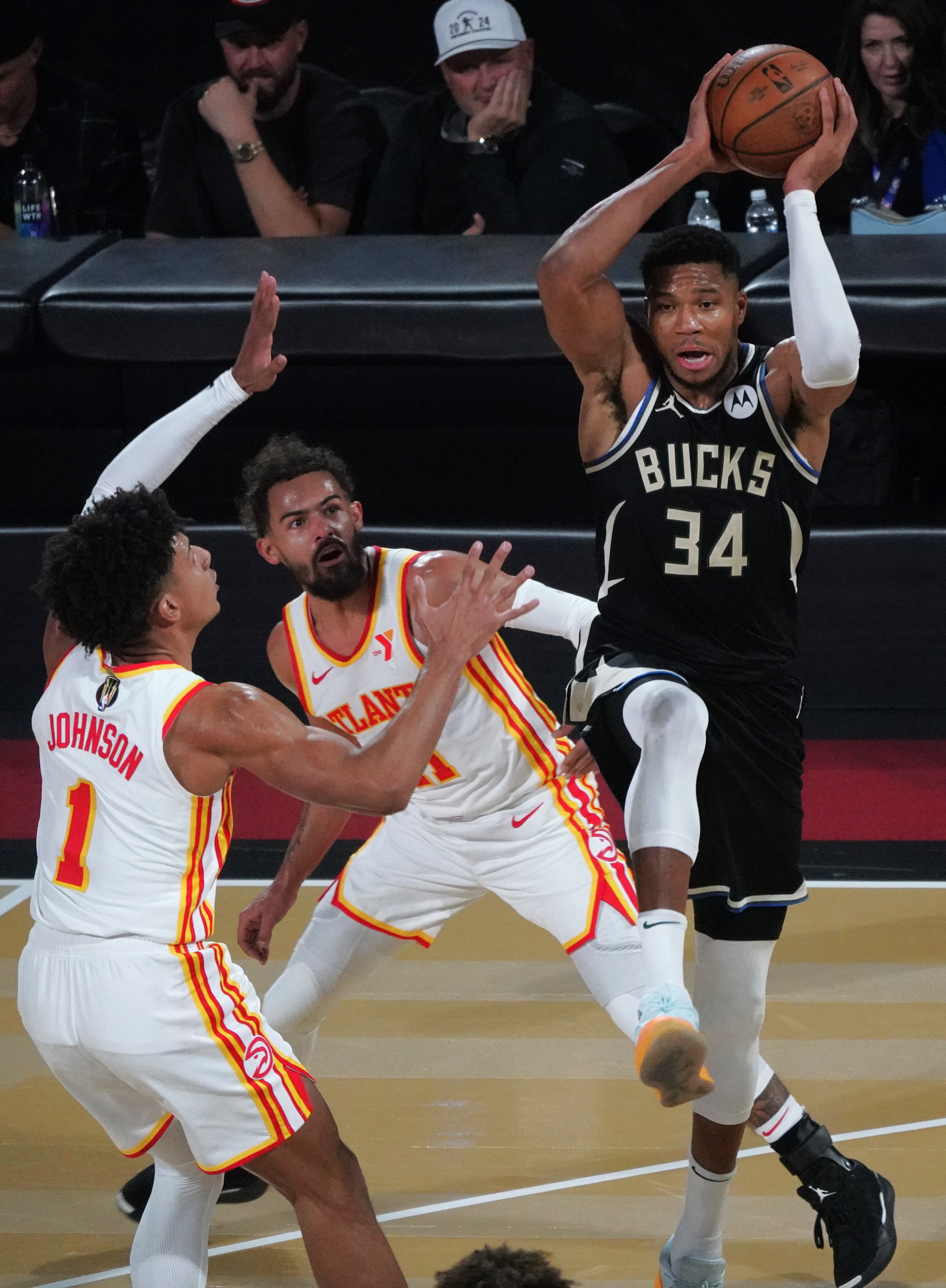 清晨体能课后，密尔沃基雄鹿状态回暖备战CBA季后赛，气氛紧张，赛季目标并未改变的简单介绍